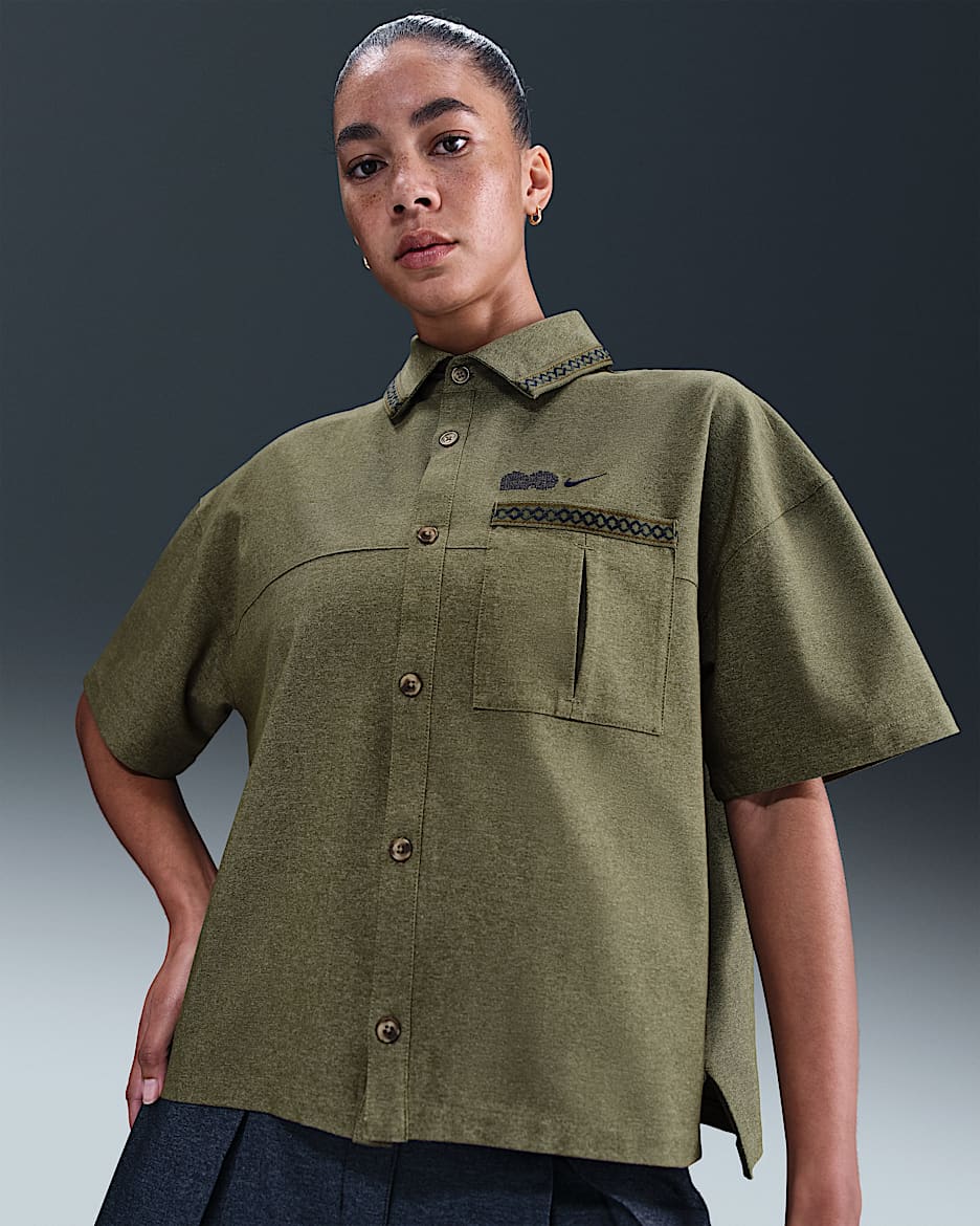 売れ筋商品|||ナイキ シャツ レディース トップス X NAOMI OSAKA - Button-down blouse - medium olive Naomi Osaka Oversized Short-Sleeve Top. Nike FI